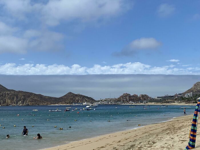 These Clouds At The Beach Make It Seem Like The Sky Was Badly Photoshopped