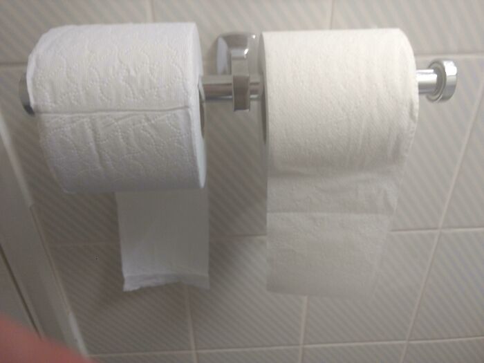 La habitación del hotel coloca papel higiénico para ambos tipos de personas