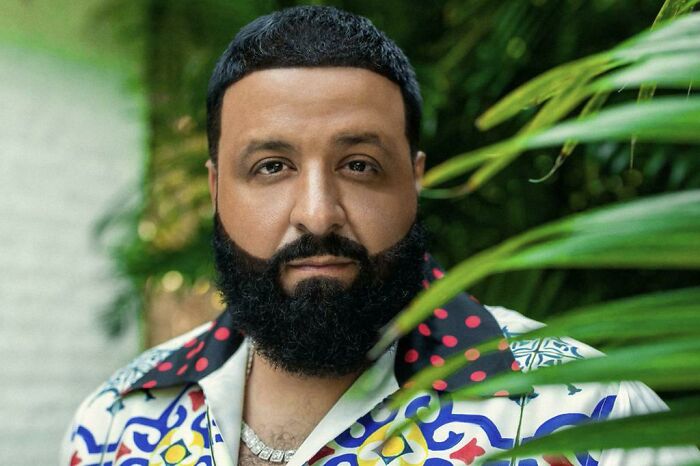 Dj Khaled luce legítimamente un disfraz sin pelo de camino a una fiesta de Halloween con temática de los 70