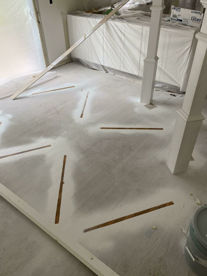 Nos pintaron las puertas durante una remodelación y los pintores se olvidaron de poner la cubierta de plástico en el suelo