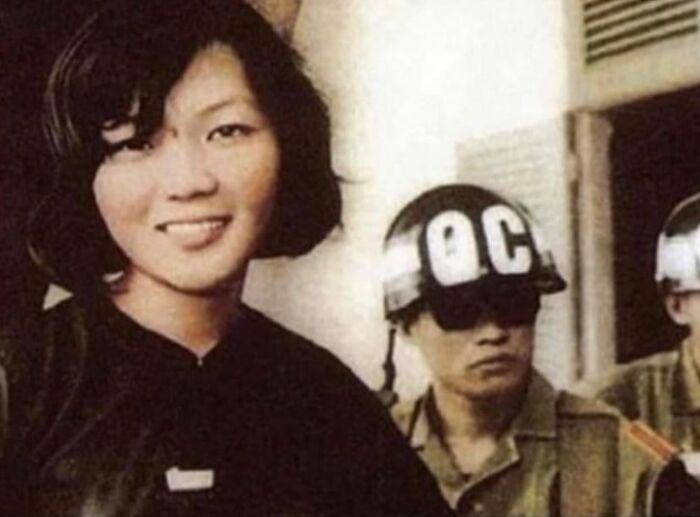Võ Thi Thang sonriendo tras ser condenada a 20 años de trabajos forzados en un campo de prisioneros por el gobierno de Vietnam del Sur - 1968