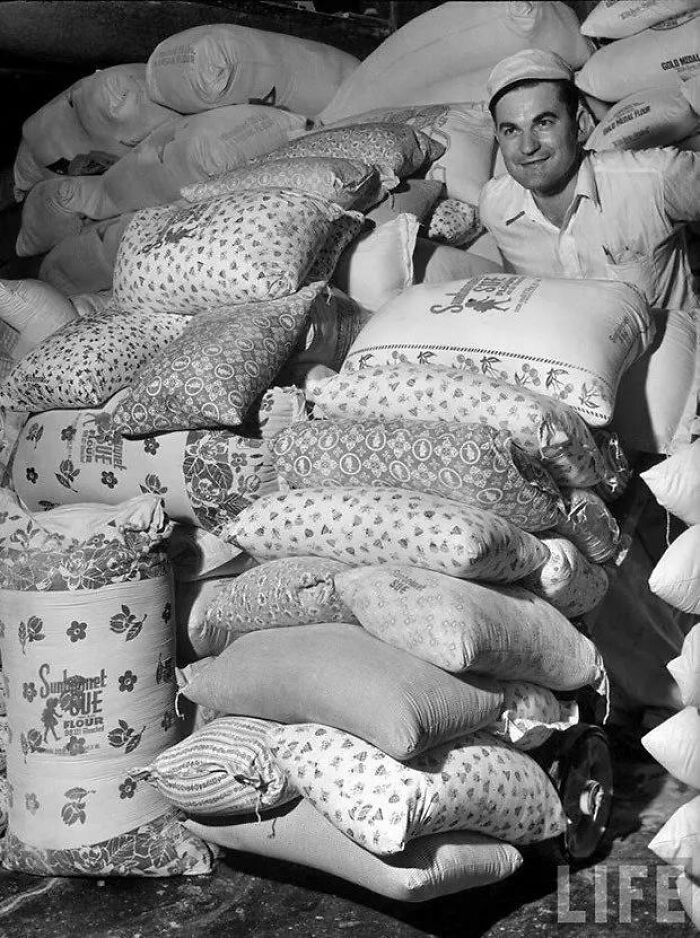 Cuando se dieron cuenta de que las mujeres utilizaban sus costales para confeccionar la ropa de sus hijos, las harineras de los años 30 empezaron a utilizar telas floreadas para sus costales (1939)