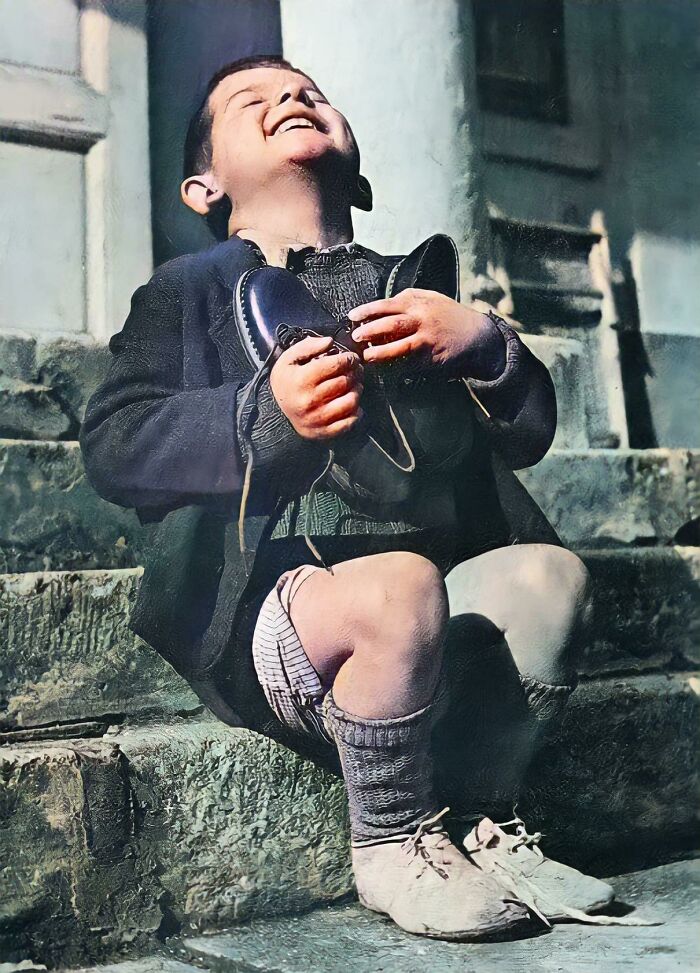 El niño austriaco de seis años "Werfel" recibe un nuevo par de zapatos en el orfanato Am Himmel