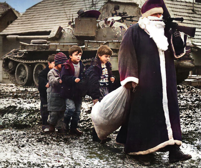 Santa Claus con los niños durante la Guerra de Independencia de Croacia. Vukovar, 1992 (coloreada)