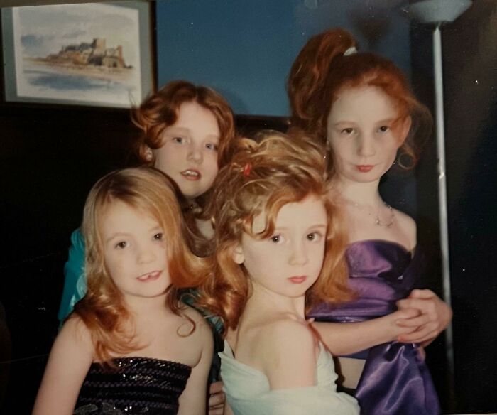 Mis hermanas y yo queríamos esas fotos glamurosas de los 90, pero éramos demasiado jóvenes, así que mamá nos hizo hacer una casera en su lugar