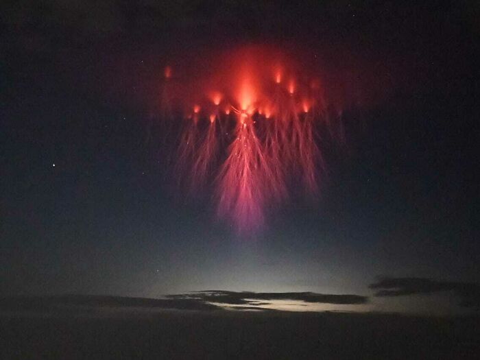 Una tormenta eléctrica puede a veces dar lugar a un fenómeno raramente visto en la atmósfera de la Tierra: Relámpagos espaciales rojos llamados "Sprites" que parecen medusas