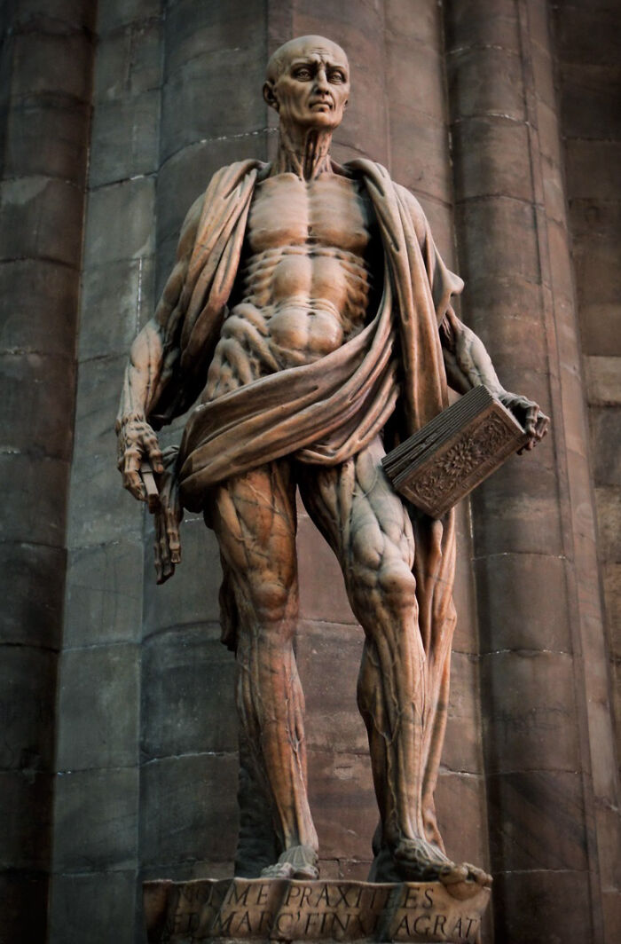 La estatua de San Bartolomé desollado con su piel como túnica. Catedral de Milán