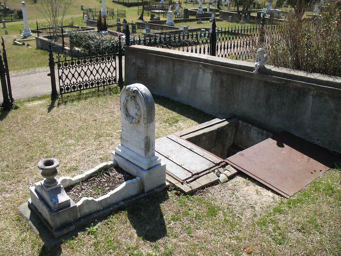 En 1871, la tumba de esta niña de 10 años se construyó con escaleras de fácil acceso para que su madre pudiera consolarla durante las tormentas