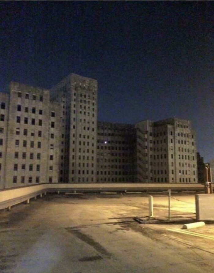 Solo es una ventana iluminada en un hospital abandonado