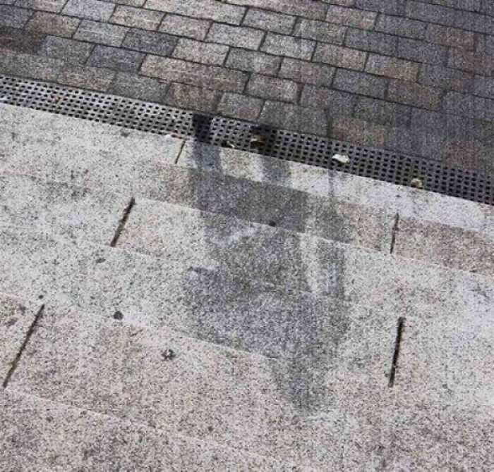 Hiroshima, Japón, 1945: Esta sombra que casi parece dibujada sobre el blanco de cinco escalones, cuenta los últimos momentos de una persona. Todo lo que queda es la sombra causada por el destello de la bomba atómica aquel 6 de agosto