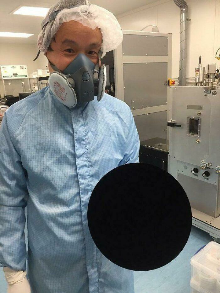 Un científico sostiene una pelota de baloncesto cubierta de Vantablack, la sustancia más negra del mundo