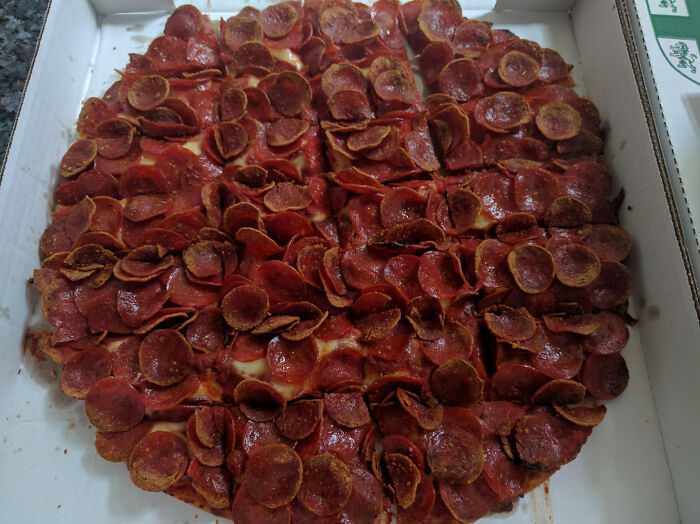 ¿Les gustaría un poco de pizza para acompañar el pepperoni?