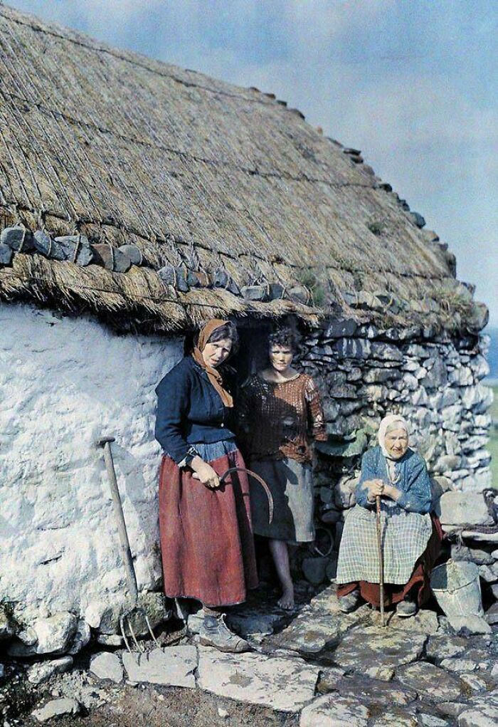Tres generaciones de mujeres afuera de su casa de piedra en Irlanda, 1927