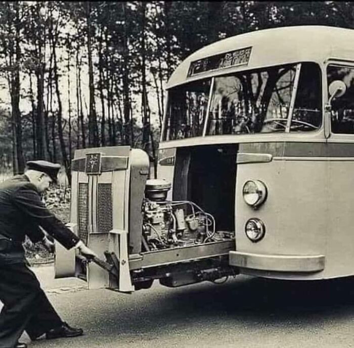 A Rare Example Where An Engineer Thought About The Mechanic.
(Daf-Domburg Diesel From 1949. Made In The Netherlands)