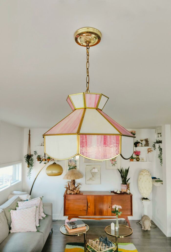 Quería compartir la lámpara de techo rosa que conseguí de segunda mano por 10 dólares. P.D.: Todavía estoy buscando una alfombra