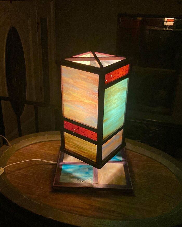 ¡Mi novio me hizo esta lámpara! Es de vidrio de colores, madera y abedul