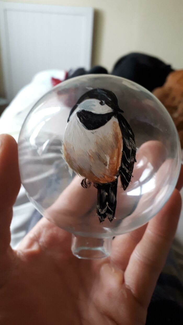 Mi esposa comenzó a pintar adornos para Navidad, y sólo se dio cuenta después de terminar este pájaro que lo hizo al revés