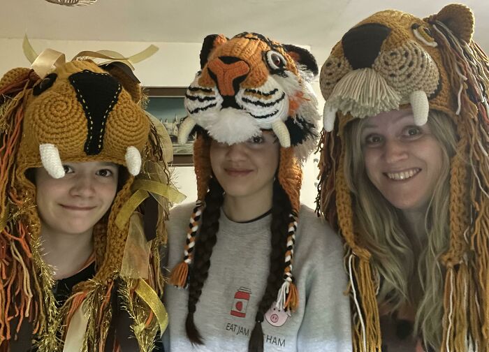 Sombreros de leones y tigres hechos de ganchillo
