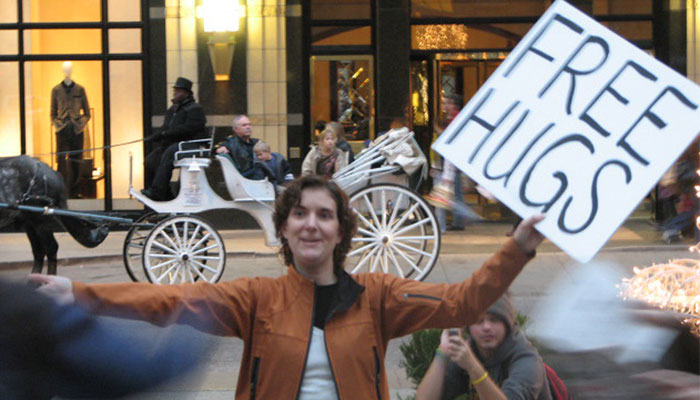 Australian Man Draws A "Hug Here" Spot Outside His House, Capturing Many Heartwarming Moments On His Security Camera Australian Man Draws A "Hug Here" Spot Outside His House, Capturing Many Heartwarming Moments On His Security Camera