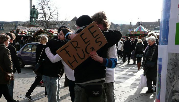 Australian Man Draws A "Hug Here" Spot Outside His House, Capturing Many Heartwarming Moments On His Security Camera Australian Man Draws A "Hug Here" Spot Outside His House, Capturing Many Heartwarming Moments On His Security Camera