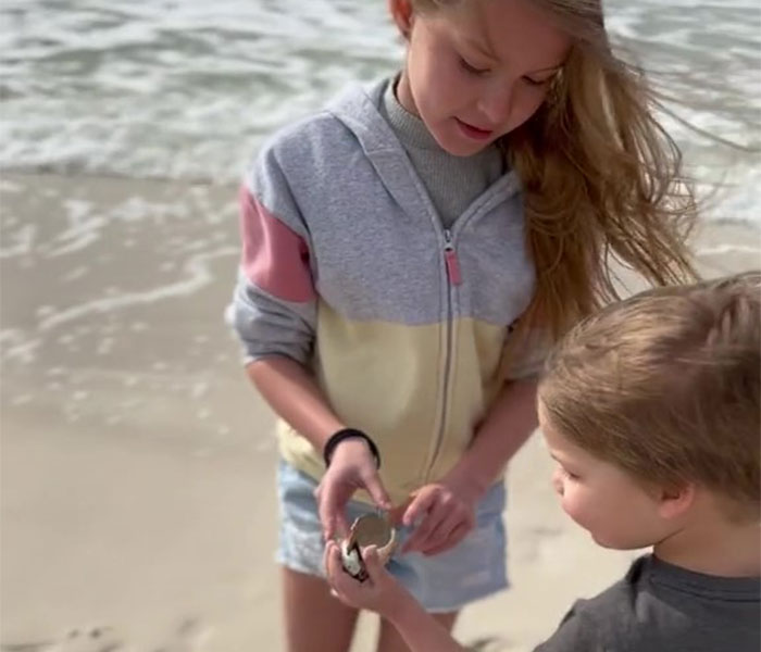 Woman Finds Out Her Dad Would Buy Seashells And Throw Them On The Beach For Her To Find When He Does The Same For His Grandkids Woman Finds Out Her Dad Would Buy Seashells And Throw Them On The Beach For Her To Find When He Does The Same For His Grandkids