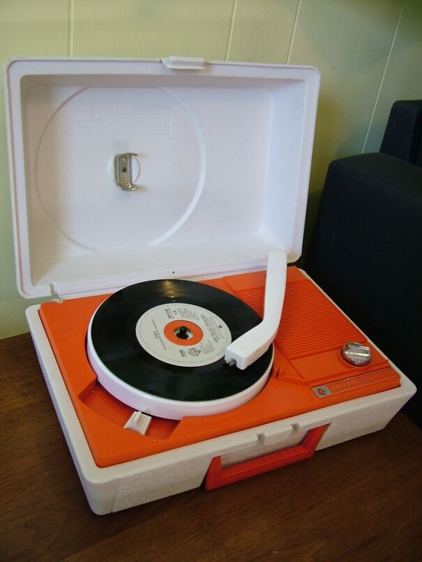 8fcc009abb356bbce2b404bc33161978-portable-record-player-my-sister-628ccfef7e3e6.jpg