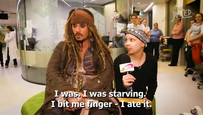Johnny Depp Explaining His Finger Injury To Children In 2015