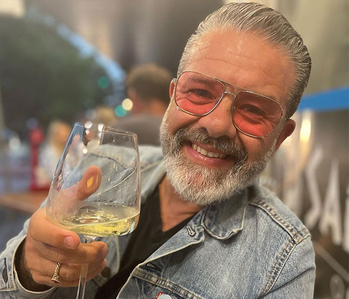 Australian Man Draws A "Hug Here" Spot Outside His House, Capturing Many Heartwarming Moments On His Security Camera Australian Man Draws A "Hug Here" Spot Outside His House, Capturing Many Heartwarming Moments On His Security Camera