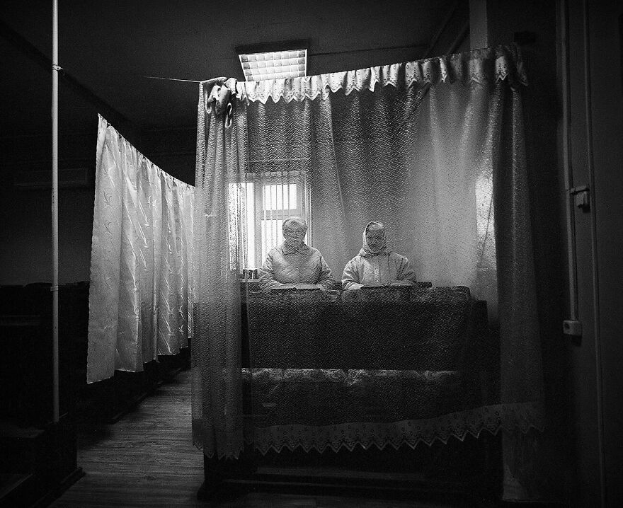 Women In Synagogue., Balti, Moldova From The Series 'Humanity In The Modern World/ I See You' © Susan Weiss