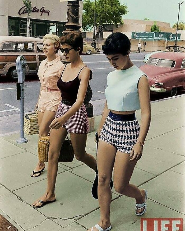 Mujeres de compras con pantalones cortos de colores, Los Ángeles, 1960. Fotografía de Allan Grant. Coloreada por Kostas Fiev