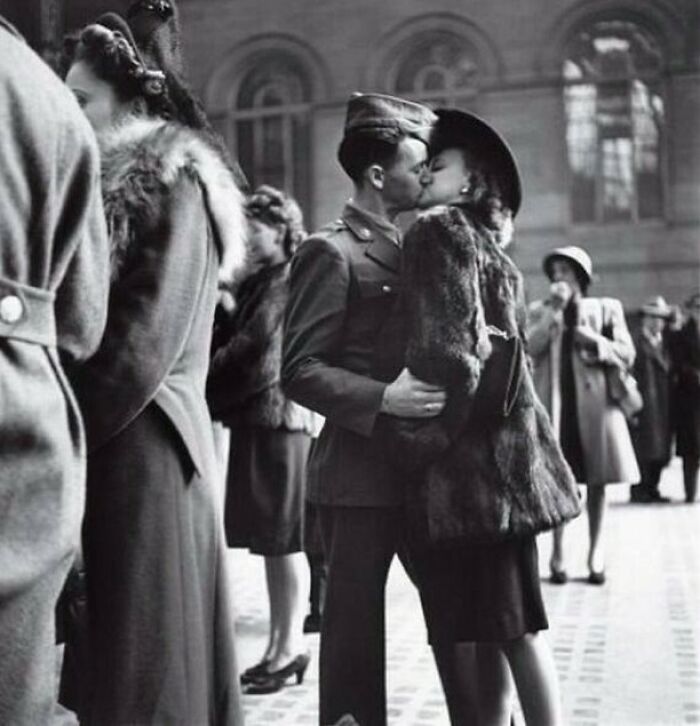 Beso de despedida en Penn Station, Nueva York, entre un soldado y su amada, y sin garantía de que vuelva. 1944