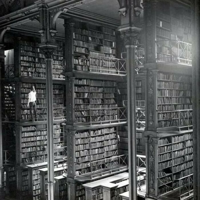 Cincinnati'nin Kavernöz Eski Ana Kütüphanesinde Kitaplara Göz Atan Bir Adam.  Kütüphane 1955'te Yıkıldı