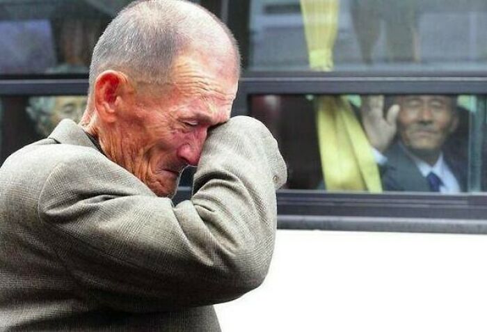 Despedida entre parientes norcoreanos y surcoreanos tras una reunión familiar, ya que estuvieron separados durante más de 57 años