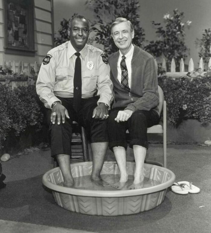 En 1969, cuando a los negros se les impedía nadar junto a los blancos, el Sr. Rogers invitó al oficial Clemmons a unirse a él y a refrescar sus pies en una piscina, rompiendo una conocida barrera de color