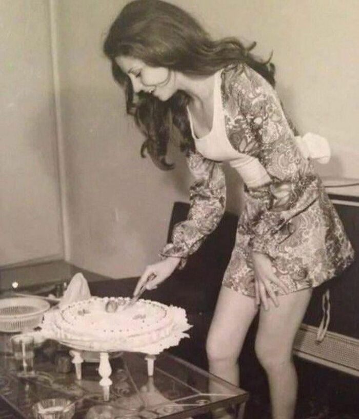 1973'te Tahran, İran'da Doğum Günü Kutlayan Bir Kadın