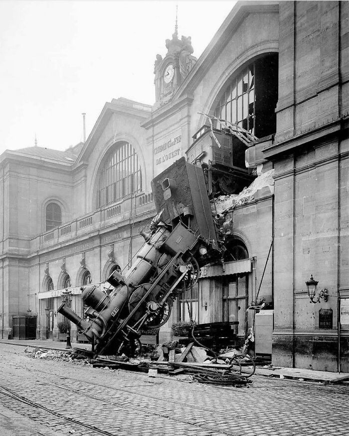 The Montparnasse Train Wreck In Rare Photos, 1895