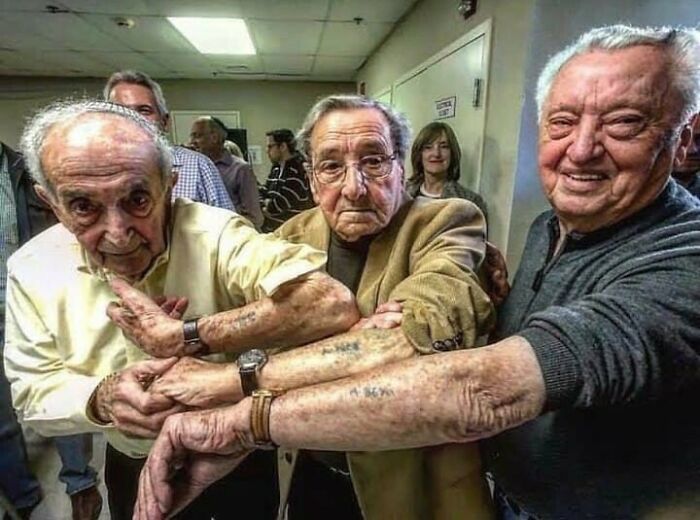 Tres hombres judíos que sobrevivieron al campo de concentración de Auschwitz y que fueron liberados el mismo día se reunieron 73 años después, en 2019