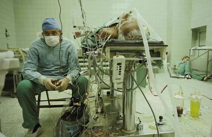 Esta foto muestra al Dr. Zbigniew Religa vigilando los signos vitales de un paciente luego de haberle realizado una cirugía cardíaca por 23 horas, en 1987