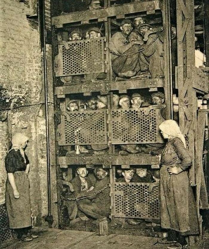 Mineros de carbón belgas hacinados en un ascensor luego de un largo día de trabajo, 1900