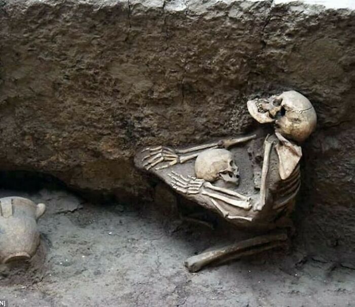 Esqueletos de 4000 años de antigüedad de una madre que intentó proteger a su hijo de un gran terremoto que azotó China en el año 2000 a.C. Causó inundaciones masivas y se lo suele llamar “la Pompeya de China”. Actualmente, se ubica en el Museo de Ruinas de Lajia en el noroeste de China