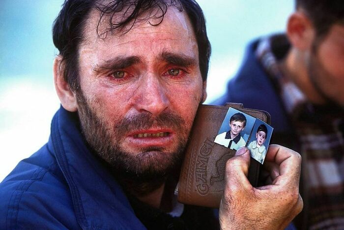 Un padre buscando a sus dos hijos que desaparecieron durante la guerra en Mitrovica, Kosovo, 1999
