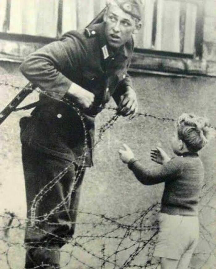 Un soldado de Alemania Oriental ayudó a un niño pequeño a cruzar el Muro de Berlín el día en el que fue erigido, en 1961. El niño había sido dejado atrás debido al caos de gente que huyó para estar junto a sus familias en cada lado del muro