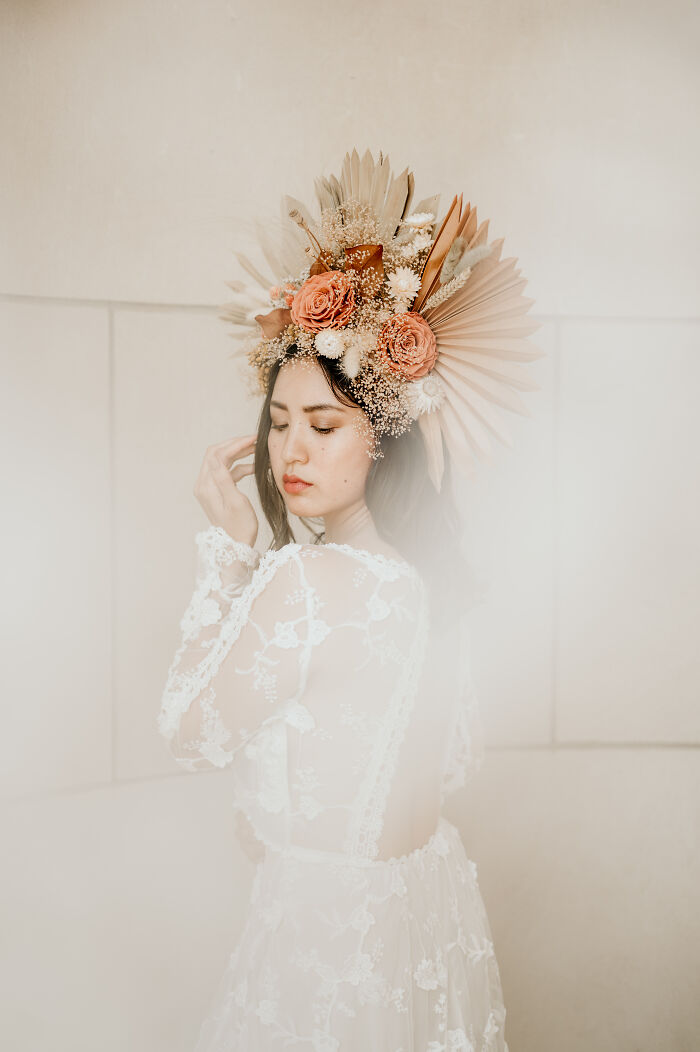 How A Model, Wedding Florist And An Elopement Photographer Created A Bridal Look Inspiration (7 Pics)