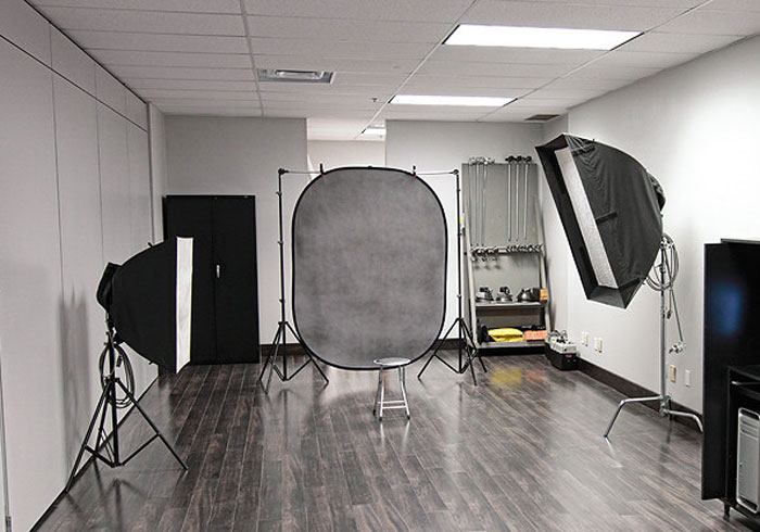 18-Year-Old Takes Cheesy “Family” Pics With Her Friends After She Found Out That Her Family Excluded Her From Their Easter Card Photoshoot 18-Year-Old Takes Cheesy “Family” Pics With Her Friends After She Found Out That Her Family Excluded Her From Their Easter Card Photoshoot