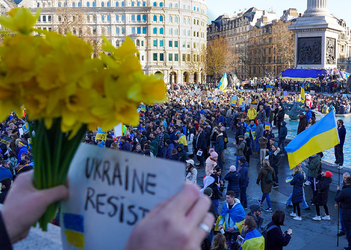 Benedict Cumberbatch Welcomes Ukrainian Family Into His Home In The Hopes To Bring Them Some Stability Benedict Cumberbatch Welcomes Ukrainian Family Into His Home In The Hopes To Bring Them Some Stability