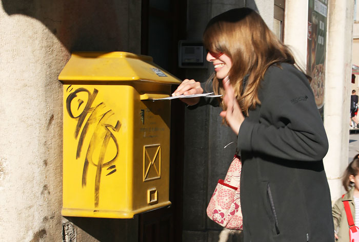 18-Year-Old Takes Cheesy “Family” Pics With Her Friends After She Found Out That Her Family Excluded Her From Their Easter Card Photoshoot 18-Year-Old Takes Cheesy “Family” Pics With Her Friends After She Found Out That Her Family Excluded Her From Their Easter Card Photoshoot