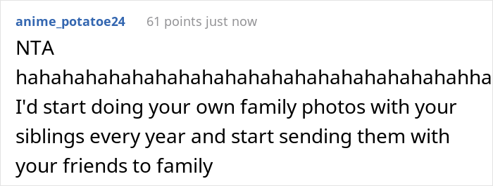 18-Year-Old Takes Cheesy “Family” Pics With Her Friends After She Found Out That Her Family Excluded Her From Their Easter Card Photoshoot 18-Year-Old Takes Cheesy “Family” Pics With Her Friends After She Found Out That Her Family Excluded Her From Their Easter Card Photoshoot