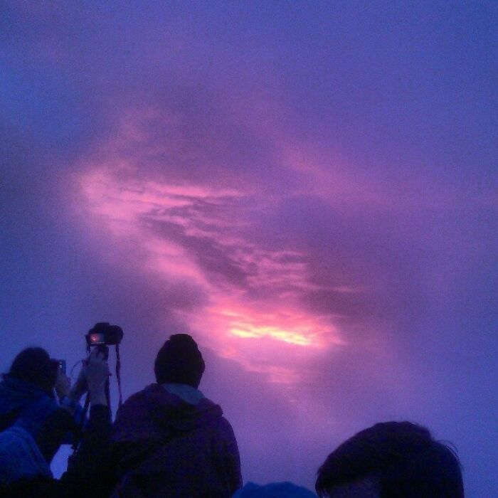 En la cima de un volcán, esperando a que se materialice el amanecer. Gracias a las nubes, esta fue la mejor vista que vimos