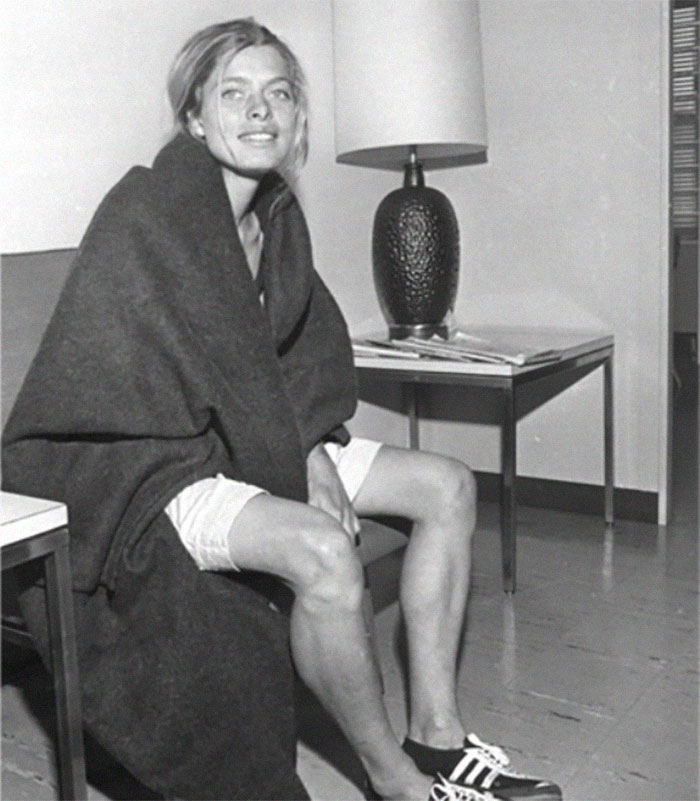 Bobbi Gibb, la primera mujer en participar en el maratón de Boston, en 1966. Corrió sin un número, ya que no se permitía que las mujeres participaran del maratón