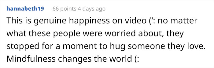 Australian Man Draws A "Hug Here" Spot Outside His House, Capturing Many Heartwarming Moments On His Security Camera Australian Man Draws A "Hug Here" Spot Outside His House, Capturing Many Heartwarming Moments On His Security Camera